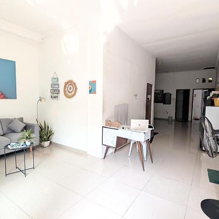 Homey Guesthouse Kertajaya Surabaya Eksteriør billede